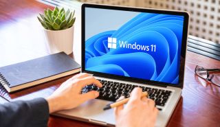 在 Apple MacBook 筆記本電腦上運行的 Microsoft Windows 11。