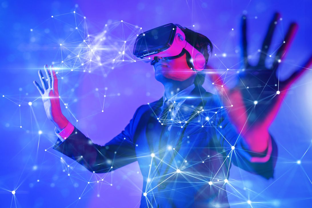 一個穿著西裝的男人戴著 VR 耳機。